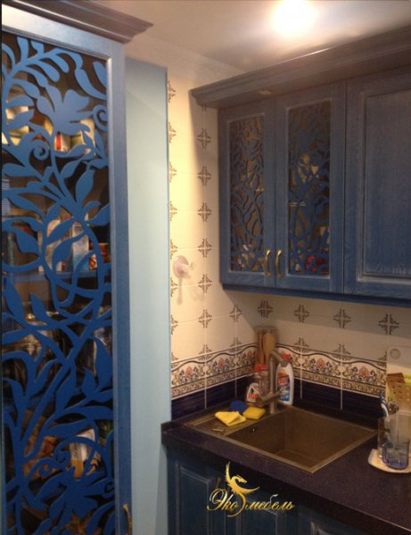 Синяя кухня с резной перфорацией+стекло