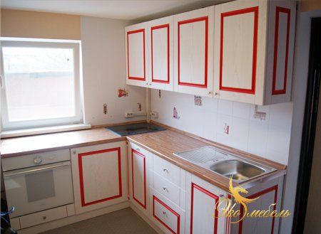Угловая кухня Белая с красным. Фасады МДФ-шпон ясеня